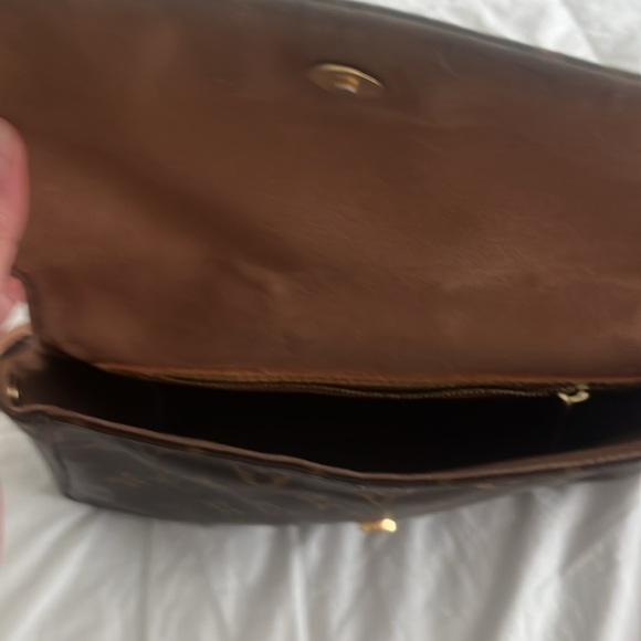 Louis Vuitton - Picture 4 of 5